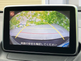 後方の様子を画面で確認でき、駐車時に周囲の安全を確かめる際に役立ちます。ガイドラインも表示されるため、車庫入れや駐車スペースへの出し入れをサポートする便利な装備です。