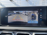 【360&deg;カメラシステム】4つのカメラにより、車両周囲を俯瞰で確認することができます。カメラの呼び起しは手動でも可能ですので、狭い道でも安心してお乗りいただけます。