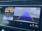 ●360度カメラ『車両の4つのカメラから得た映像を合成し、上空から眺めているような映像をモニターに映し出します。車両周辺の歩行者や障害物などの発見に役立ちます。』