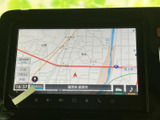 道路や周辺の地名が画面上に表示され、現在地を確認しながら目的地までのルートを探せます。地図の表示が大きく、案内を確認しやすいので、初めての場所へ向かう際にも心強い装備です。