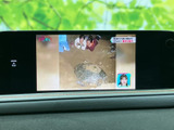 テレビ番組を画面で楽しめる装備を備えています。停車中の待ち時間などに映像を視聴でき、車内で過ごす時間をより有意義に活用したい方にうれしいポイントです。