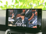 テレビ映像を画面で楽しめる装備です。停車中の待ち時間などに番組を視聴でき、車内で過ごすひとときに便利。画面から映像の内容を確認しやすく、操作も手元で行えます。