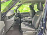 前席は視界を確保しやすい着座位置で、運転席から前方や周囲を見渡しやすい印象です。シートにはゆとりがあり、助手席の方も落ち着いて過ごせる空間となっています。