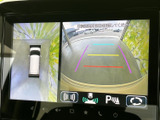 車両周囲を上から見た映像と後方の映像を画面で確認でき、駐車時の周囲確認をサポートします。ガイド表示もあり、車両と障害物との位置関係を把握しやすい構成です。