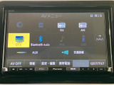 FM・AMやテレビ、Bluetooth Audioなど、画面から多彩なメニューを選べます。音源や情報の選択肢がひと目で分かり、日々の利用シーンに合わせて使い分けしやすい装備です。