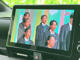 テレビ番組を画面で視聴でき、停車中の待ち時間などに車内で楽しめます。画面いっぱいに映像が表示されるため内容を確認しやすく、移動中の視聴を前提としない使い方に配慮できます。