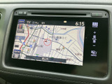 地図を画面上で確認でき、周辺の道路や目印を見ながら目的地までの道のりを把握できます。画面脇にはホームや音量などの操作部もまとまり、案内確認や音量調整を行いやすい装備です。
