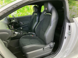 運転席からの視界は良好で、周囲の状況を把握しやすいです。快適なドライビングポジションです。