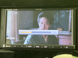 停車中にテレビ番組などを視聴でき、待ち時間も車内でゆったり過ごせます。画面と周辺ボタンがまとまり、必要な操作を確認しやすい配置で、日常の使い勝手にも配慮されています。