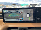 後方の映像と車両周辺の表示を画面で確認でき、駐車時の周囲確認をサポートします。ガイド表示も備わり、切り返しや駐車位置の確認など、日常の駐車に役立つ装備です。