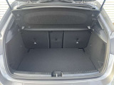 【トランク】乗車人数や荷物の形・大きさなどに合わせて様々なアレンジが可能な分割可倒式シート。バックレストを前方に倒すことで、トランクスペースを拡大することができます。