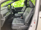 前席は座面にゆとりがあり、運転席と助手席それぞれに落ち着いて座れる空間です。窓から周囲を確認しやすく、同乗者も前方の景色を楽しみながら過ごせます。