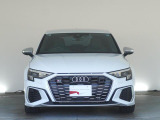 Audiデザインの特徴であるシングルフレームグリルが存在感を主張します。