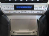 左右独立温度コントロールフルオートエアコンです。運転席、助手席それぞれで独立して温度設定ができます。冷え性の方が乗っても安心ですね♪