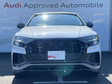 シングルフレームグリルはAudiの象徴的なデザイン要素であり、一目でAudiとわかるスタイル、大きくて迫力のある形状が車のスポーティな印象を強調しており、魅力的なデザインとなっています。