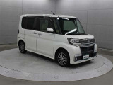 大型エアロバンパーを専用デザインに変更し、フロントLEDイルミネーションランプ(オールデイ)、ダークメッキLEDヘッドランプが追加されています。