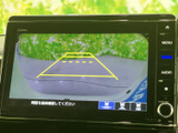 後方の映像にガイドラインが表示され、駐車時に周囲との距離感を確認する目安になります。画面上で後方の様子を把握しやすく、駐車操作をサポートしてくれる便利な装備です。