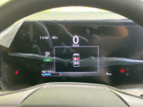 ドライバーに必要な情報を分かりやすく表示。視認性の高いメーターで、運転状況を常に把握できます。安全運転をサポートする機能も充実しています。