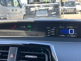 速度や走行距離、シフト位置などを表示するメーターがまとまり、運転席から確認しやすい配置です。表示情報をひと目で把握しやすく、日々の運転を支える実用的な装備です。