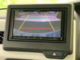 後方の様子を画面で確認でき、駐車時の周囲確認をサポートします。目安となるガイド表示もあり、車庫入れや狭い場所での駐車に役立つ便利な装備です。