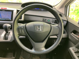 ステアリングには手元で操作できるボタンを備え、運転姿勢を大きく変えずに機能へアクセスしやすい配置です。メーターやナビ画面も視界に収まり、日常の運転をサポートする使いやすい運転席まわりです。