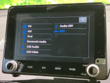 FM・AMやiPod、Bluetooth Audio、USBなど、複数の音源が画面に並びます。お好みに合わせて選びやすく、通勤や遠出の車内時間を自分らしく過ごせます。