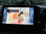 テレビ映像を画面で楽しめる装備です。停車中の待ち時間に番組を視聴でき、画面には番組情報も表示。車内で過ごす時間をより有効に活用したい方に便利です。
