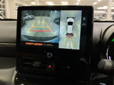 後方映像と車両周辺の表示を画面で確認でき、駐車時の周囲確認をサポートします。ガイド表示も備わり、車庫入れや狭い場所での切り返しなど、日常の駐車場面で役立ちます。