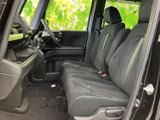 前席は視界が広く、運転席から助手席まで見渡しやすい室内です。シートは身体を受け止める形状で、左右席の間にもゆとりがあり、落ち着いて過ごせます。