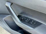 運転席ドアに集約されたパワーウィンドウスイッチで全窓をスマートに操作できます。