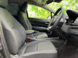 運転席と助手席にはゆったりとした座面が備わり、落ち着いて座れる空間です。前方や左右の窓から周囲を確認しやすく、毎日の乗り降りにもなじみやすい室内です。