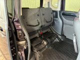 【NBOXシートアレンジ】リアシート座面を持ち上げると、背の高い荷物を積むのに便利なトールモードに変身します!多彩なシートアレンジで使い勝手良好!
