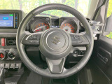 インテリアに合わせたデザインのステアリングは、運転される方のことも考え、運転しやすい形状、大きさです。是非一度、実際に触ってお確かめください。