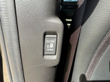 車内からワンタッチでドアの開閉が可能なので、小さなお子様の乗り降りや、お買い物で荷物が多い際にも重宝する、嬉しい便利な装備です♪