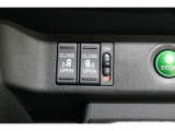 ◆◆両側電動スライドドア!!荷物で手が塞がる時など簡単にドアの開閉が出来ます!何より力いらずで開閉OK!女性やお年寄りにも優しい♪電動機能はOFFにもできますから元気なお子様の駆け出しも安心!