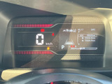 速度やシフト位置、燃料残量などを画面で確認でき、運転に必要な情報がまとまっています。表示が整理されていて視線を移した際にも内容を把握しやすいメーターです。
