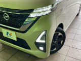 【LEDヘッドライト】悪天候や夜間走行時も良好な視界を確保し安心して運転できる高輝度LEDヘッドライトを装備!点灯速度が早く、消費電力も抑えられています。