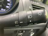 レバーには操作表示が記されており、必要な機能を目で確認しやすい仕様です。ハンドル脇にまとまっているため、運転姿勢を保ちながら扱いやすく、日々の運転をサポートします。