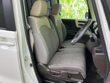 ゆったりとした座面と背もたれで、運転席・助手席ともに落ち着いて座れる空間です。前方や窓の外を見渡しやすく、乗り降りの際にも開口部からスムーズにアクセスできます。