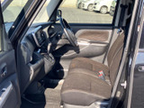 運転席まわりは視界が開けており、シートや足元の様子も確認しやすい室内です。落ち着いた色合いでまとまり、乗り降りから日々の移動まで自然にお使いいただけます。