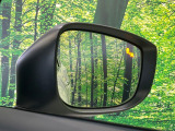【ブラインドスポットモニタリング】走行中、ドアミラーの死角になりやすい箇所に後続車が接近するとサイドミラー付近に警告を表示、ドライバーに注意喚起をしてくれます。
