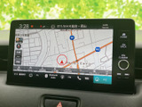 地図上に現在地や周辺道路が表示され、目的地までの道順を確認する際に便利です。画面下部にはナビやオーディオなどの項目も並び、必要な機能を選びやすくなっています。