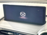 【8.8インチマツダコネクト】車内の雰囲気にマッチした大型のディスプレイ。スマホ接続でのナビ使用やBluetooth再生等、様々な機能が楽しめます。直感的なダイヤル操作が可能で、使い勝手も良好です。