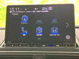 ナビや音楽、電話などのメニューが画面にまとまり、使いたい項目を見つけやすい構成です。タッチ操作で必要な機能に進めるため、日常の移動を便利にサポートします。