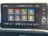 アプリやナビ、電話、FMなどの項目が画面上に並び、使いたい機能を見つけやすい構成です。表示が整理されているので、日常の操作時にも確認しやすく便利です。