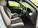 明るい色と濃色を組み合わせたシートが、落ち着きのある運転席まわりを演出します。前方の視界が広く、座った際に周囲を確認しやすい配置。足元や座面もすっきりまとまり、毎日の移動を快適に過ごせます。