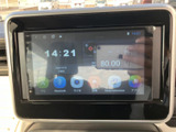 ナビやラジオ、Bluetoothなどのメニューが画面にまとまり、日々の移動に合わせて使い分けられる構成です。目的地の確認から音楽の選択まで、画面を見ながら操作しやすい装備です。