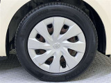 ホイルカバー付きです。タイヤサイズは175/65R15です。