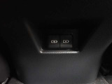 充電用USB端子付き。スマートフォンなどの充電に便利です。