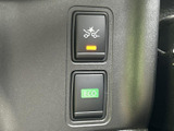 スイッチが縦に並んだパネルで、表示を見ながら機能を選びやすい構成です。運転中に使う設定を手元で扱えるため、日常の移動時にも便利。必要な操作を確認しやすい点も魅力です。ぜひご検討ください。